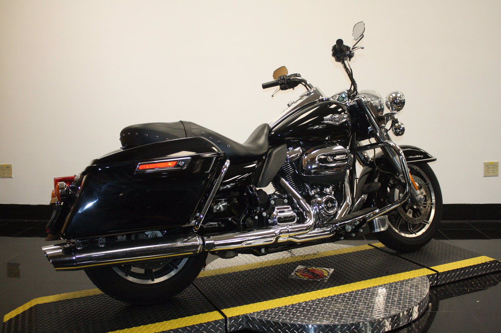 Pre-Owned 2018 Harley-Davidson Road King FLHR Touring in 