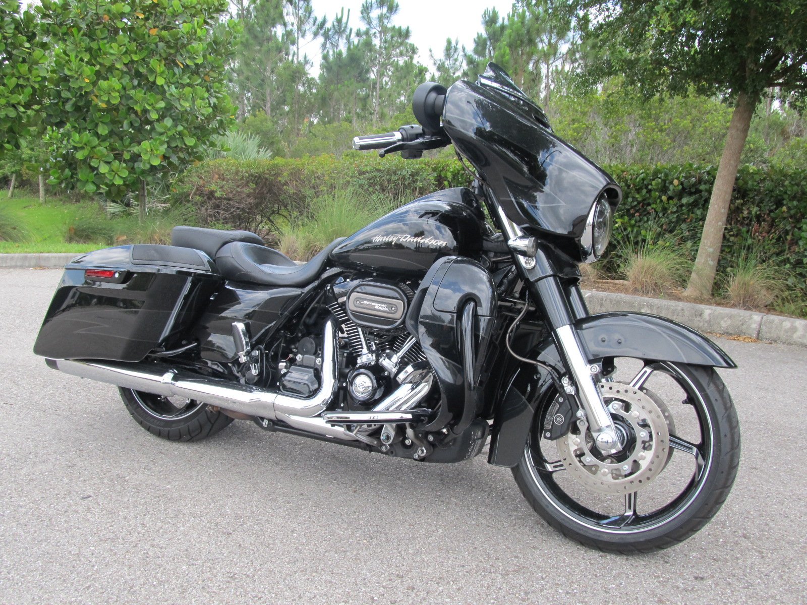 Pre-Owned 2017 Harley-Davidson Street Glide CVO FLHXSE CVO/Touring in ...