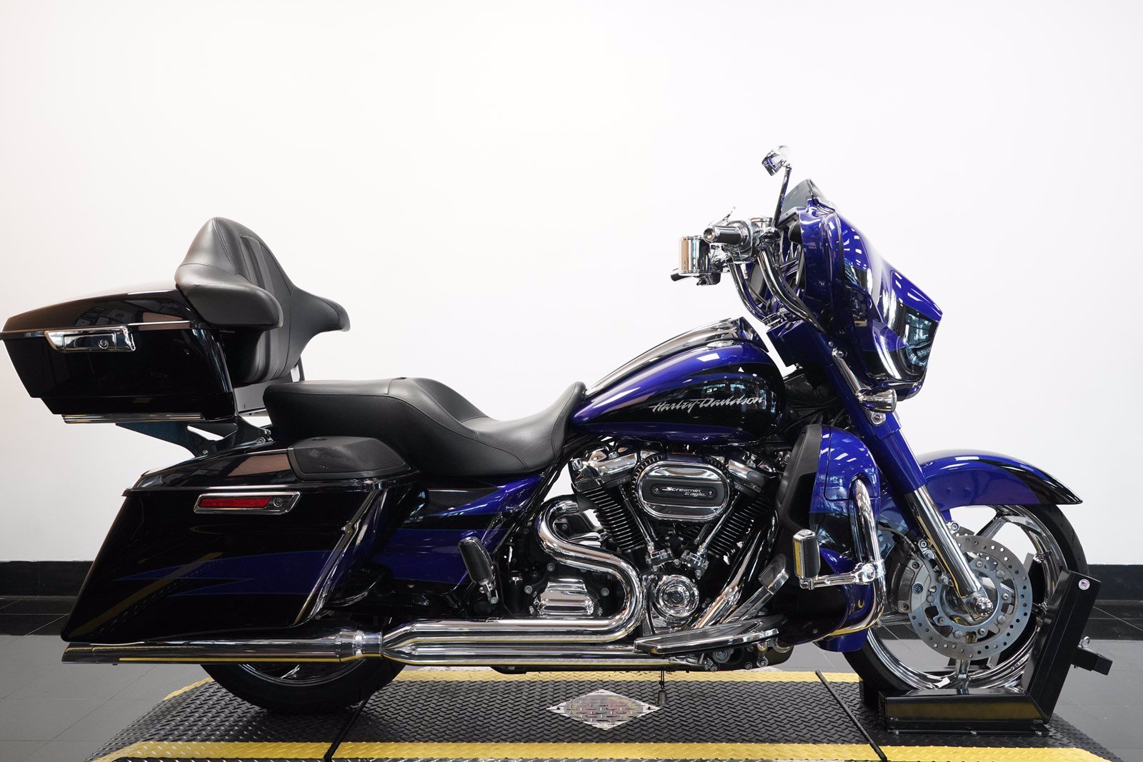 Pre-Owned 2017 Harley-Davidson Street Glide CVO FLHXSE CVO/Touring In ...